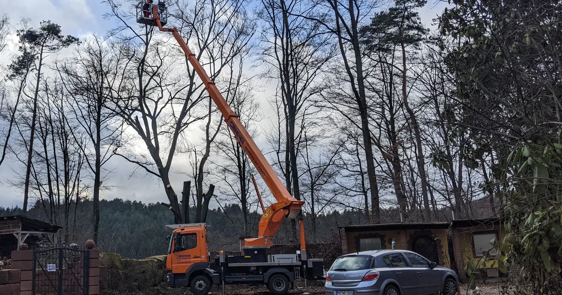 Lkw mit ausgefahrenem Hubsteiger vor hohen Bäumen in Grasellenbach